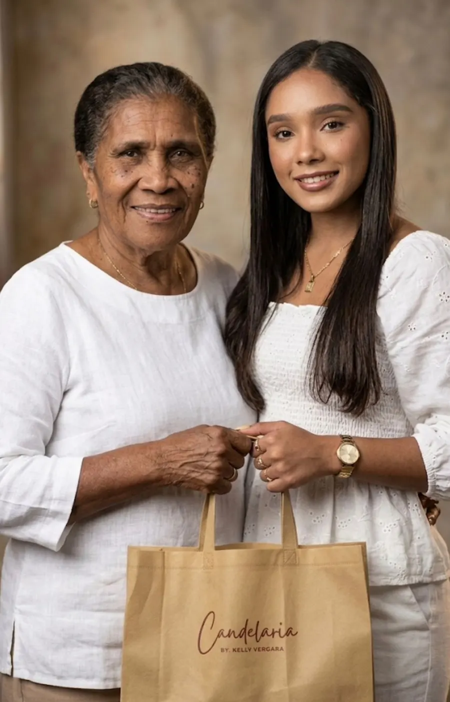 La abuela Candelaria junto a Kelly Vergara, fundadora de la marca